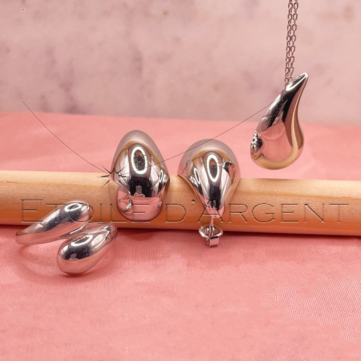 Set de bijoux au design organique et moderne