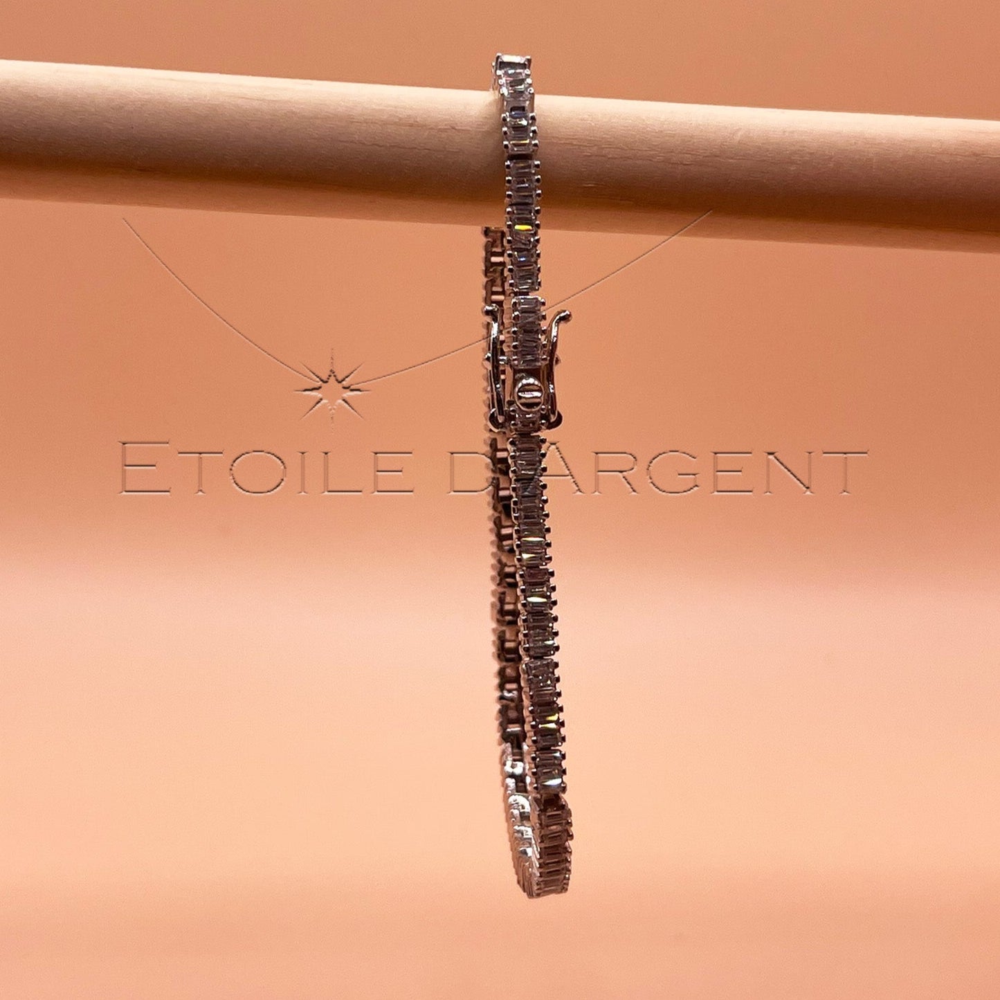 Bracelet Baguette Étoile d'Argent: Pureté et Raffinement