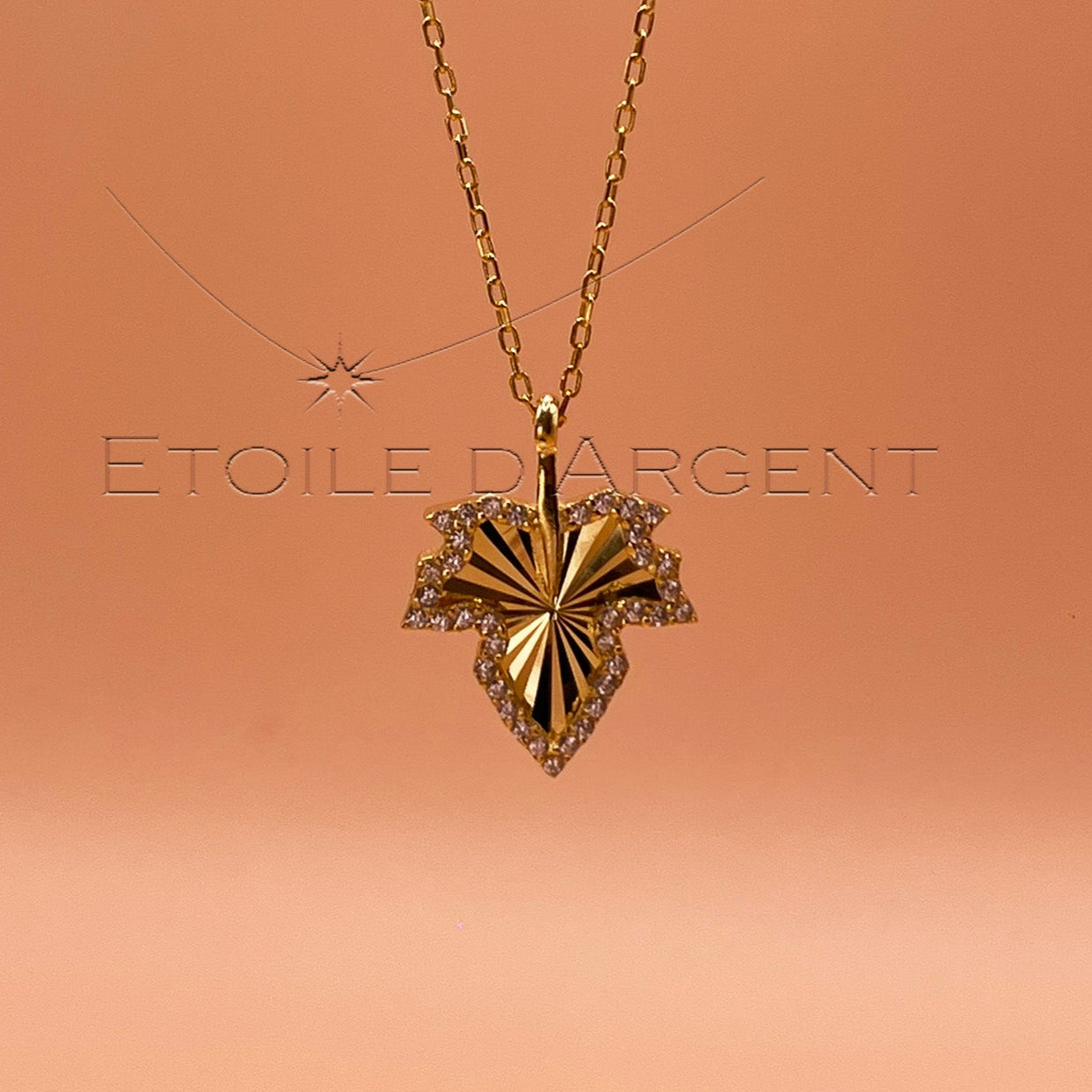 Pendentif Feuille d'Érable Étoile d'Argent: Rayonnement