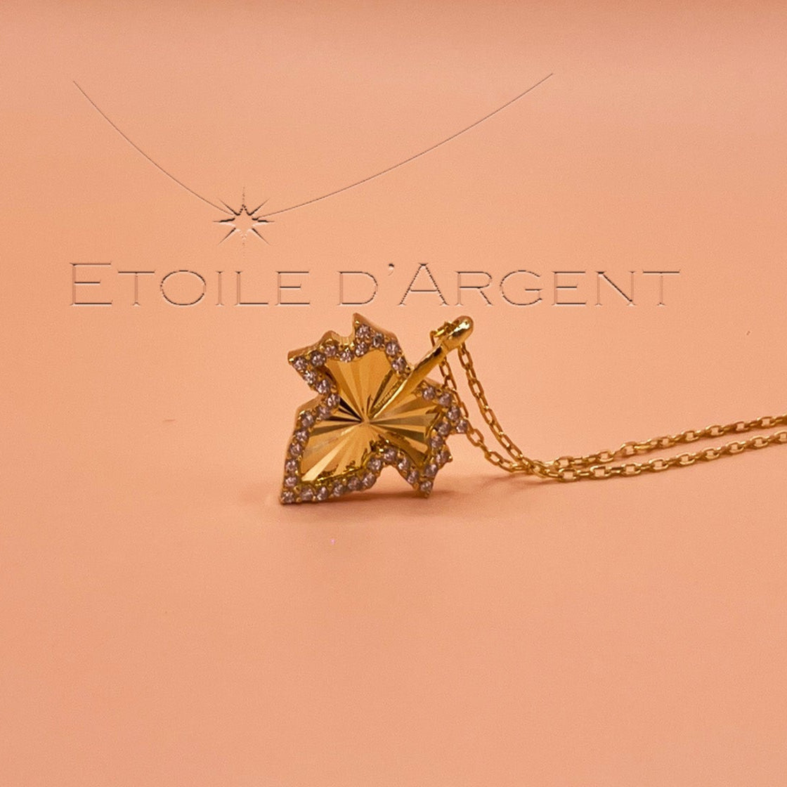 Pendentif Feuille d'Érable Étoile d'Argent: Rayonnement