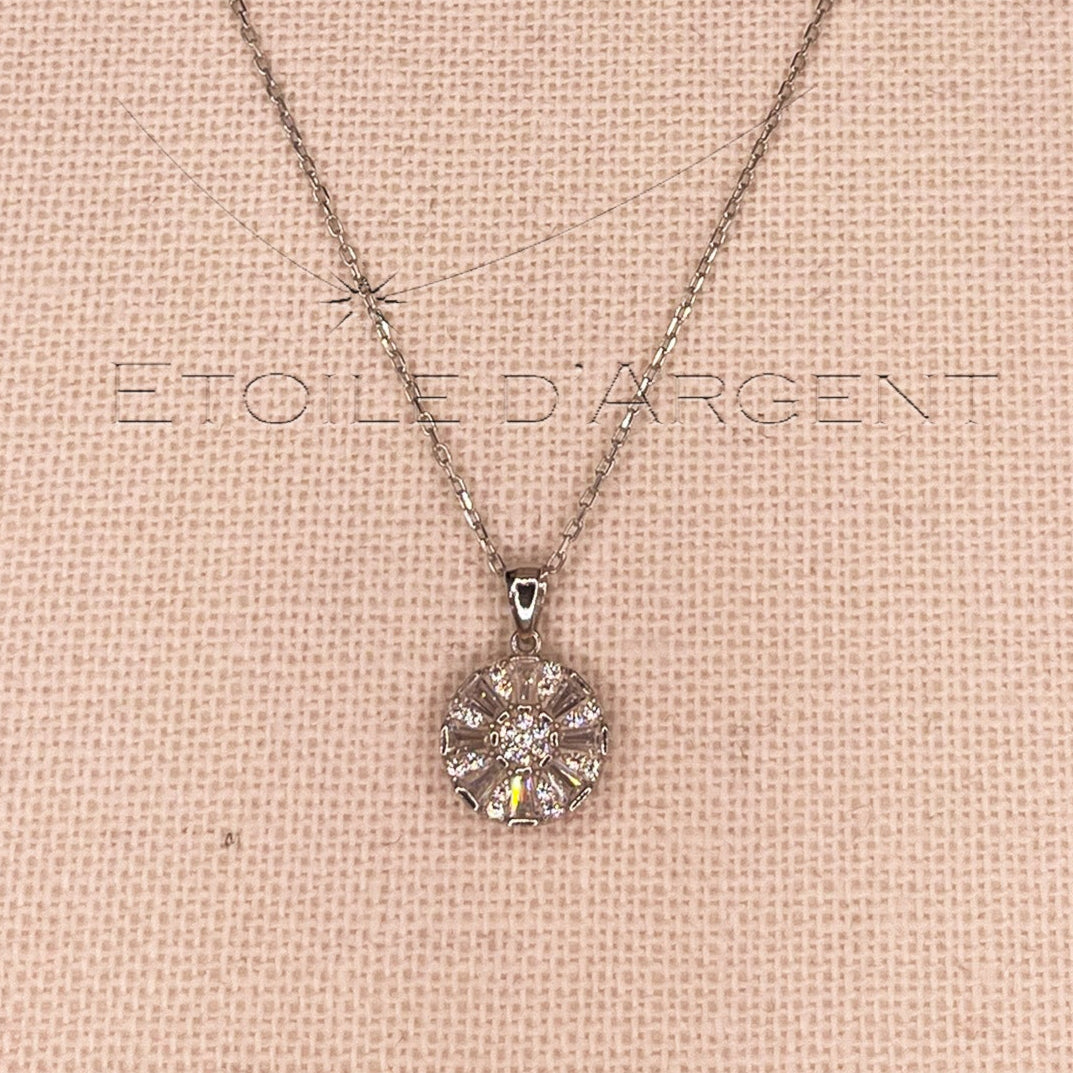 Pendentif Étoile d'Argent: Rosace Lumineuse