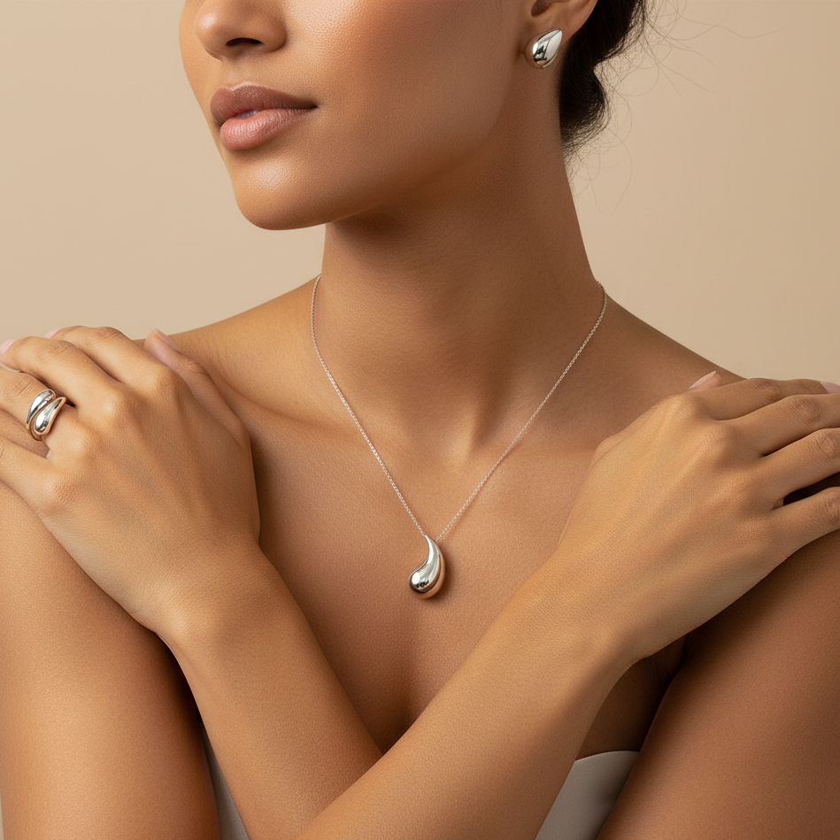 Jewelry set with organic and modern design