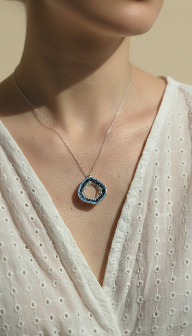 Pendentif Étoile d'Argent: Mosaïque de Nuit