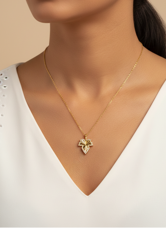 Pendentif Feuille d'Érable Étoile d'Argent: Rayonnement