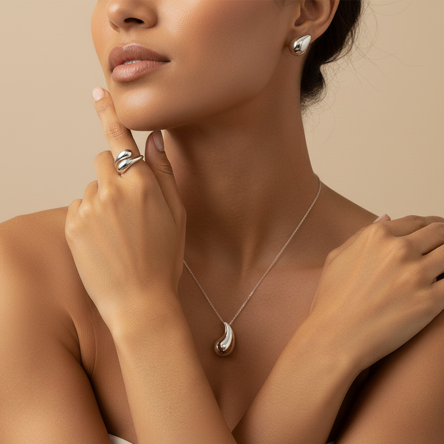 Jewelry set with organic and modern design