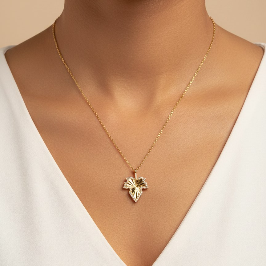 Pendentif Feuille d'Érable Étoile d'Argent: Rayonnement