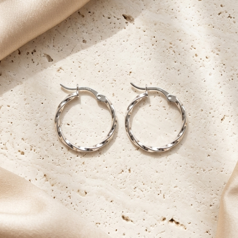 Artisanat d'Exception: Créoles Torsadées en Argent 925